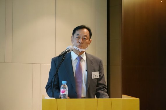 김인응 아모센스 대표이사(CEO)가 7일 서울 여의도에서 코스닥 상장에 따른 사업 전략과 비전을 발표하고 있다. / 사진=아모센스 제공