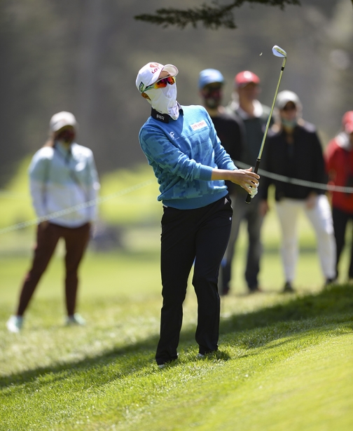 2021년 미국여자프로골프(LPGA) 투어 메이저 골프대회인 제76회 US여자오픈에 출전한 김효주 프로가 최종라운드 5번홀 러프에서 피치샷을 한 뒤 공을 바라보는 모습이다. 사진제공=USGA/Kathryn Riley