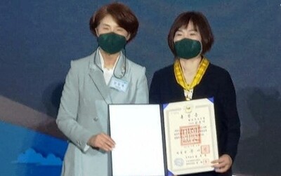 왼쪽부터 한정애 장관과 김춘이 사무총장. 환경연합 제공