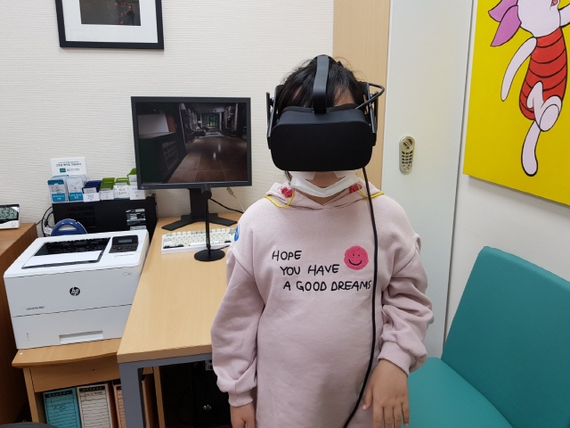 VR을 이용한 천식 교육을 듣고 있는 아이/사진=고려대 안암병원
