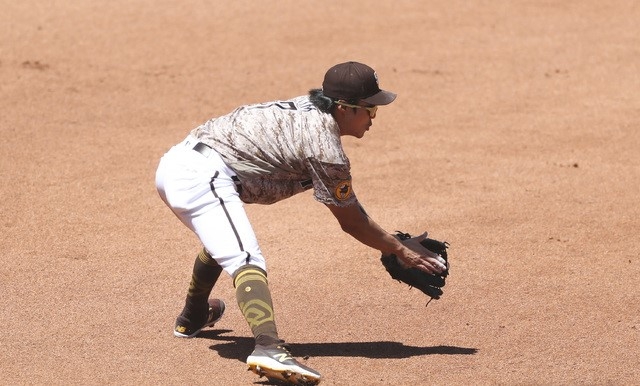 MLB 샌디에이고에서 뛰고 있는 김하성이 7일(한국시간) 열린 뉴욕 메츠와 홈 경기 도중 수비를 하고 있다. 그는 이날 3타수 1안타를 기록했다. [사진=뉴시스]