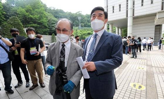 강제징용 피해자 故 임정규씨의 아들인 임철호(84)씨와 장덕환 일제 강제노역피해자 정의구현 전국연합회 회장(오른쪽)이 7일 오후 서울 서초구 서울중앙지방법원 앞에서 일본 기업을 상대로 한 강제징용 피해자들의 손해배상 청구소송 1심 선고 직후 기자회견을 마친뒤 이동하고 있다. [뉴스1]