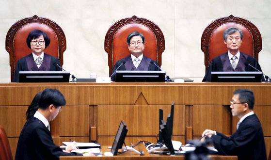 지난 2018년 10월 30일 김명수 대법원장(가운데)이 서울 서초구 대법원 대법정에서 일제 강제징용 피해자들이 일본 기업을 상대로 낸 손해배상청구 소송 재상고심 판결 선고를 위한 대법원 전원합의체에 참석해 있다. [연합뉴스]