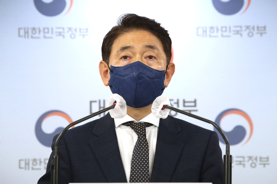 Kim Tae-eung, head of the Anti-Corruption and Civil Rights Commission’s office investigating DP lawmakers' real estate affairs, speaks at a press conference at the Government Seoul Complex on Monday. [YONHAP]