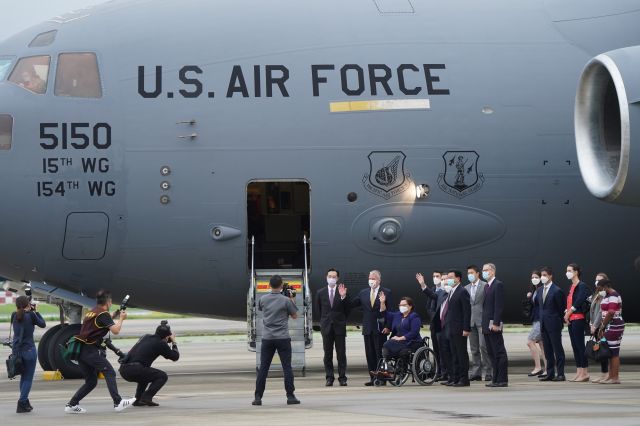 미국 상원의원단이 6일 오전 미군 전략 수송기를 타고 대만 타이베이 쑹산공항에 도착해 취재진을 향해 손을 흔들고 있는 모습. EPA연합뉴스