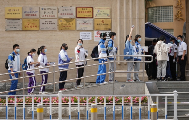 수험생들이 7일 중국 베이징의 베이징 천징룬 고등학교 시험장에 들어가기 위해 줄을 서 있다. 신화통신뉴시스