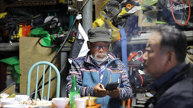 서울 상도4동 산65번지 '주민대책위원회' 사무실에서 만난 이상기 씨(왼쪽).