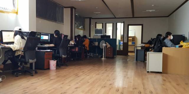 ▲애니메이션 배경작업을 하고 있는 순천 '포레스트컴퍼니' 배경작업실 ⓒ프레시안 양준석 기자