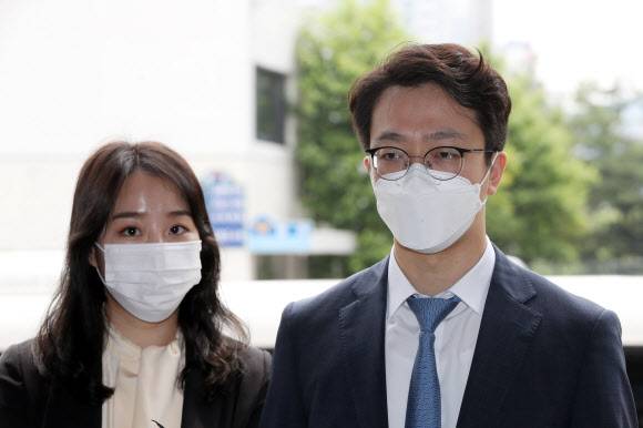 고 손정민씨 친구 A씨의 법률 대리를 맡은 변호사가 1일 자신이 SBS 기자와 친형제여서 SBS 프로그램 ‘그것이 알고 싶다’에서 A씨 측에게 우호적인 내용을 방송했다는 취지로 주장한 유튜버를 경찰에 고소했다. 2021.6.1 연합뉴스