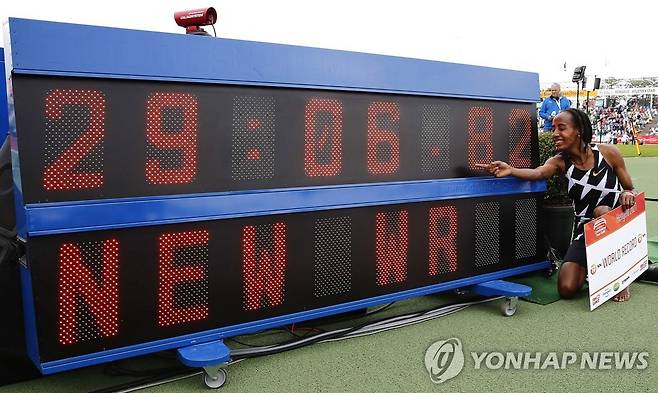 하산, 내가 만든 세계신기록 (헹엘로 EAP=연합뉴스) 시판 하산이 6일(현지시간) 네덜란드 헹엘로에서 열린 세계육상연맹 콘티넨털투어 골드 미팅 FBK 게임즈 여자 10,000ｍ 경기에서 29분06초82의 세계 신기록을 세운 뒤, 기념 촬영을 하고 있다.