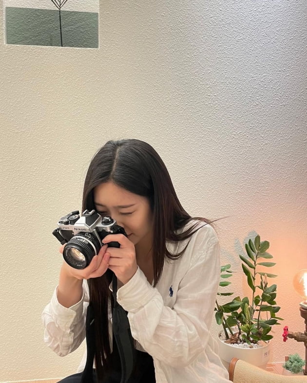 Kim Min-joo, a member of the group IZ*ONE, has opened a personal Instagram account.Kim Min-joo posted several photos on his Instagram on the 7th with an article entitled I wanted to see it.Kim Min-joo in black and white fashion is wearing long hair and shows off her innocence, a classic camera looking around as if it were a novelty.In another photo, Kim Min-joo is drinking coffee, his small face and big eyes catching his eye.Kim Min-joo has amassed more than 270,000 Followers in 14 hours of Instagram opening.Kim Min-joo made his debut as a member of the group IZ*ONE through the 2018 Mnet audition program Produce 48; IZ*ONE disbanded on April 29.Kim Min-joo is currently working as an MBC Show! Music Core MC.a fairy tale that children and adults hear togetherstar behind photoℑat the same time as the latest issue