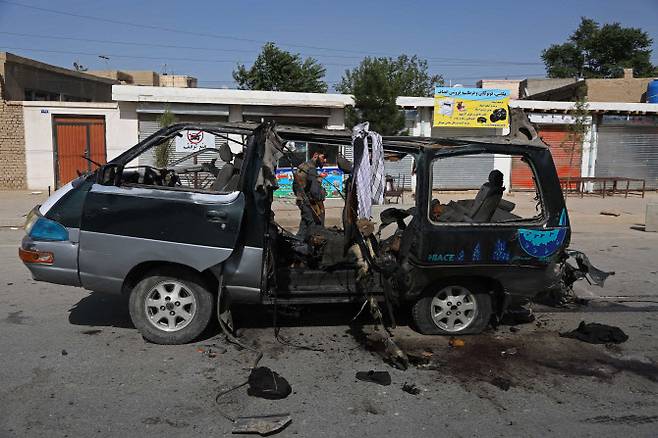 3일(현지시간) 아프가니스탄 카불에서 폭탄 테러가 일어난 차량 옆에 경비원이 서있다.(사진 =AFP)