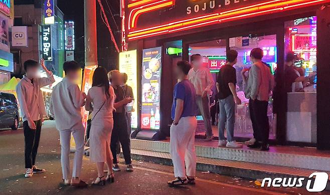 7일 오후 11시30분께 울산 남구 삼산동의 한 유흥주점 앞이 시민들로 붐비고 있다. 2021.6.7/뉴스1 © News1 조민주 기자