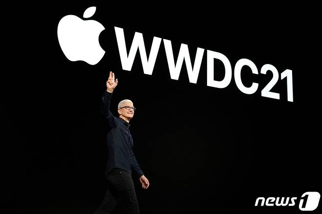 팀 쿡 애플 최고경영자(CEO)가 7일(현지시간) 열린 '세계개발자콘퍼런스 21'(WWDC 21)에서 연설하고 있다. © 로이터=뉴스1
