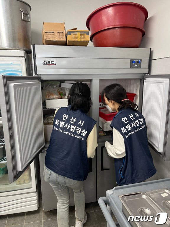 안산시 민생특별사법경찰팀이 대형음식점 원산지표시 단속을 벌이고 있다. © 뉴스1