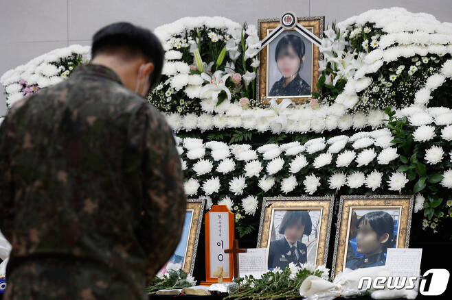 8일 경기 성남 국군수도병원 장례식장에 마련된 고 이모 공군 중사 분향소를 찾은 고인의 고등학교 동기들이 슬픔에 잠겨 있다. 2021.6.8/뉴스1 © News1 안은나 기자