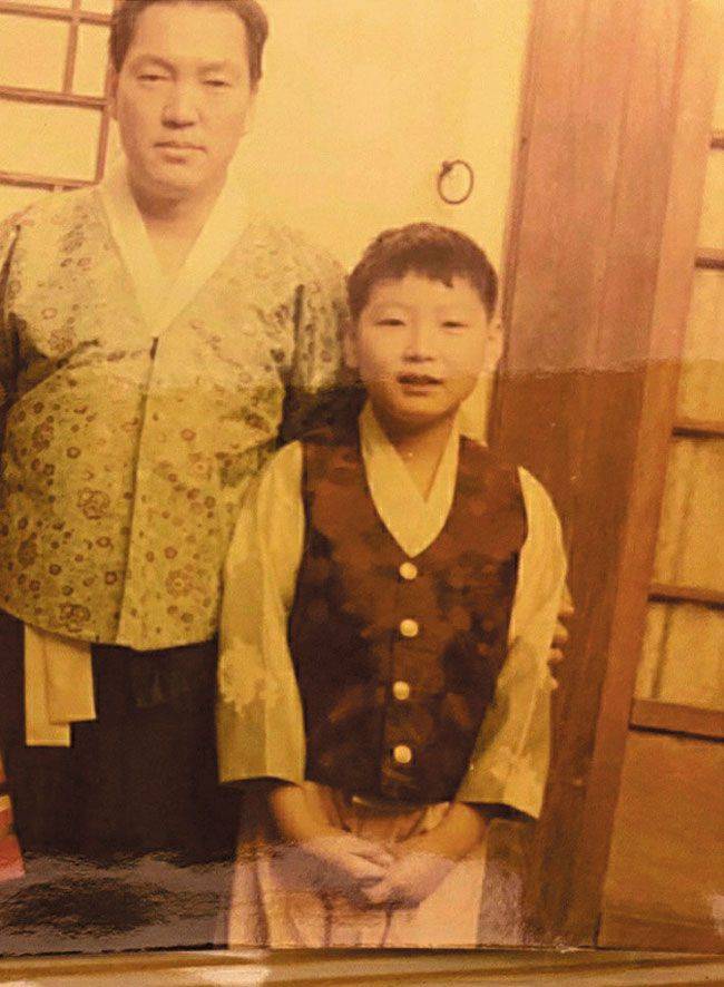 윤석열(오른쪽) 전 검찰총장이 어린 시절 서울 성북구 보문동 집에서 부친 윤기중 전 연세대 명예교수와 함께 찍은 사진. /서울문화사