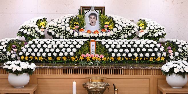 8일 서울 아산병원 장례식에 마련된 고(故) 유상철 전 인천 유나이티드 감독의 빈소. 유상철 전 감독은 지난 2019년 췌장암 진단을 받고 치료에 전념해 왔고 지난 7일 별세했다. /뉴시스