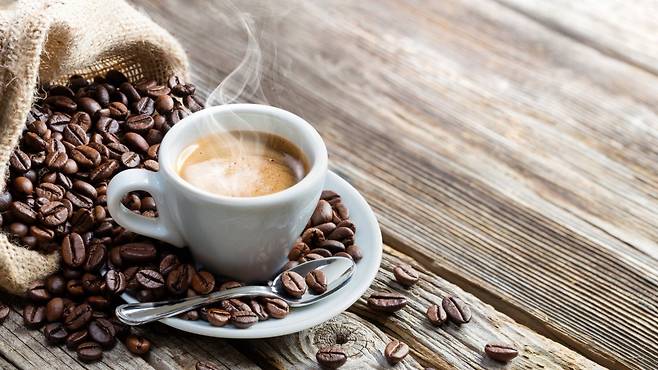 녹내장(glaucoma) 가족력이 있는 경우 커피 섭취를 줄여야 한다는 연구 결과가 나왔다. /트위터 캡처