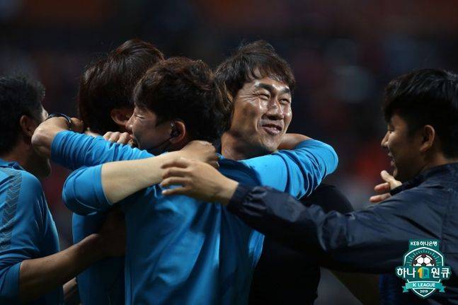 인천의 잔류 기적을 이끌어낸 유상철 감독. ⓒ 프로축구연맹