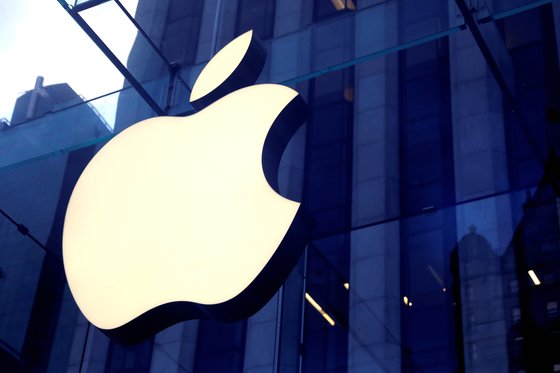 미국 뉴욕 맨해튼 애플스토어에 있는 애플의 사과 로고. [로이터=연합뉴스]