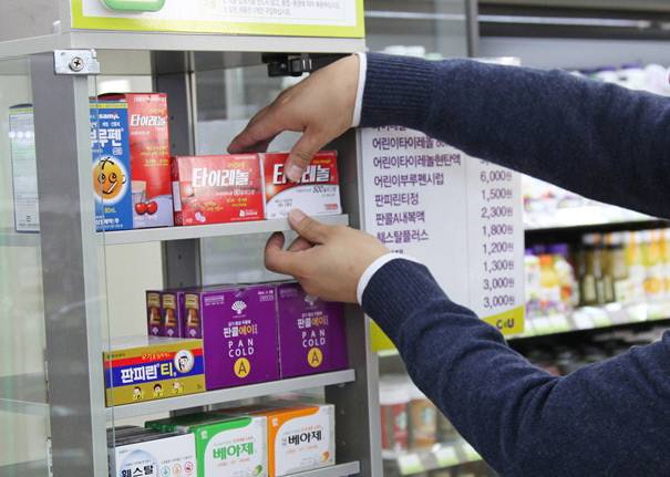 편의점 가정상비약 코너에 진열된 해열진통제 타이레놀.   CU 제공