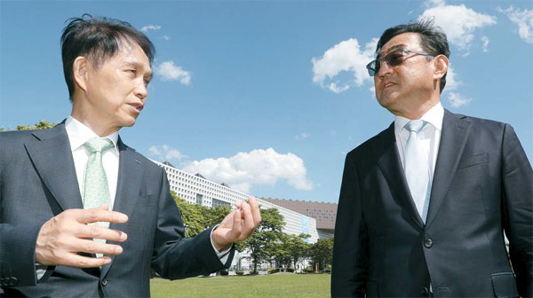 이광형 KAIST 총장(왼쪽)과 김무환 포스텍 총장이 대전 KAIST 본원 캠퍼스를 거닐며 대화하고 있다. [이승환 기자]