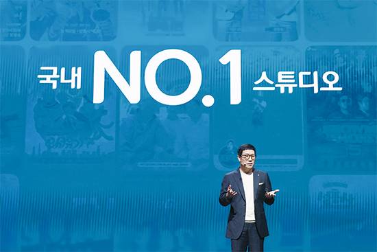 CJ ENM과 IPTV 3사가 세게 맞붙었다. CJ ENM은 정당한 콘텐츠 사용료를 지불하라고 주장했고, IPTV 3사는 과도한 요구라고 맞받아쳤다. 사진은 강호성 CJ ENM 대표가 사업 비전을 발표하는 모습. <CJ 제공>