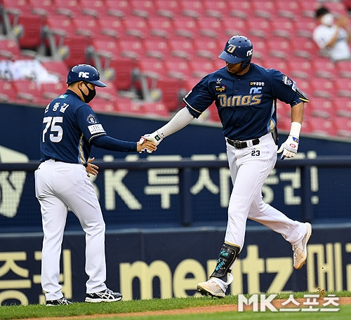 8일 오후 서울 잠실구장에서 "2021 프로야구 KBO 리그" NC 다이노스와 LG 트윈스의 경기가 열렸다. 2회초 NC 알테어가 솔로홈런을 치고 하이파이브 하고 있다. 사진(서울 잠실)=천정환 기자