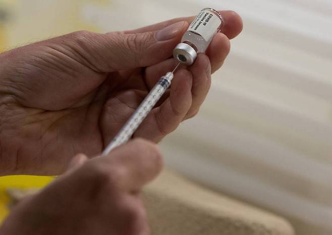 지난 4월30일 벨기에 안트워프 병원에서 존슨앤존슨의 얀센 코로나19 백신 주사약을 한 약사가 주사기에 넣고 있다. /사진=AP/뉴시스