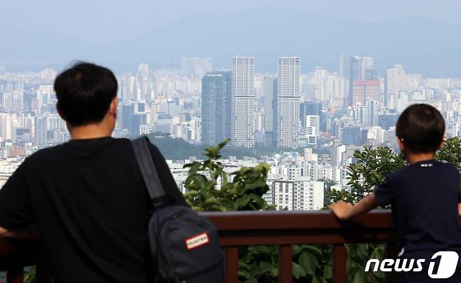 서울 중구 남산에서 바라본 성동구 일대 아파트단지의 모습. /사진제공=뉴스1