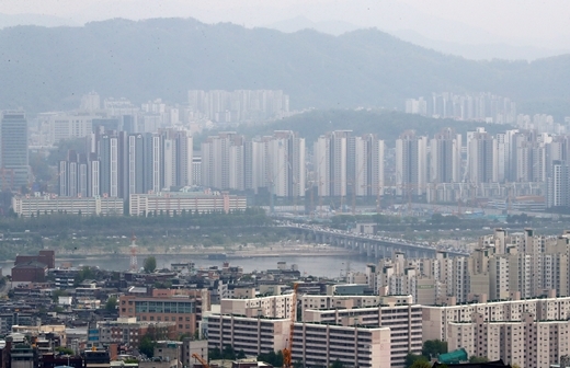 한국부동산원이 13일 발표한 '2021년 5월 2주(10일 기준) 전국 주간 아파트가격 동향'에 따르면 서울 아파트값은 0.09% 상승했다. 전국(0.23%), 수도권(0.27%), 지방(0.19%) 역시 전주 상승률을 유지했다. /사진=뉴시스