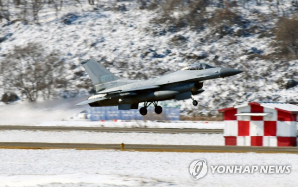 충남 서산 20전투비행단에서 이륙하는 KF-16. 연합뉴스
