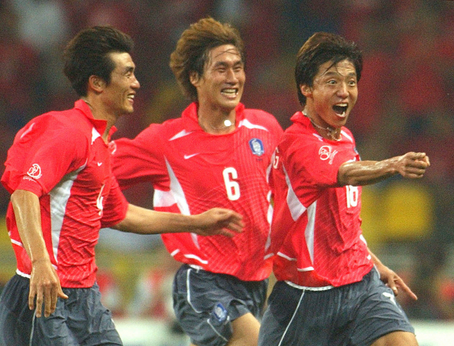 2002년 6월 4일 부산에서 열린 2002 한일월드컵 D조 한국의 첫경기 폴란드와의 경기에서 황선홍(오른쪽)의 선취골에 함께 기뻐하는 유상철(가운데)[연합]