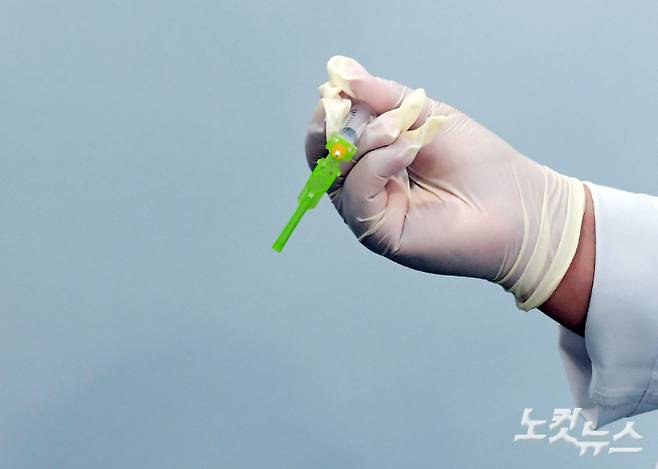 서울 양천구 코로나19 예방접종센터에서 한 의료진이 화이자 백신 접종을 준비하고 있다. 황진환 기자