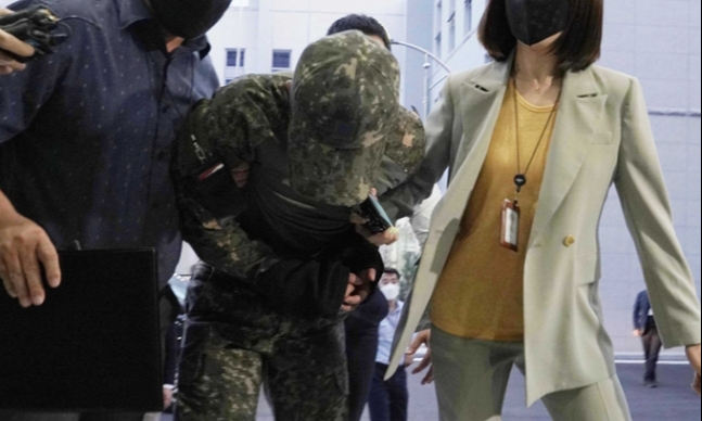 극단적 선택을 한 공군 여성 부사관을 성추행한 혐의를 받는 장 모 중사가 지난 2일 구속영장실질심사를 받기 위해 국방부 보통군사법원에 압송되고 있다. 국방부 제공