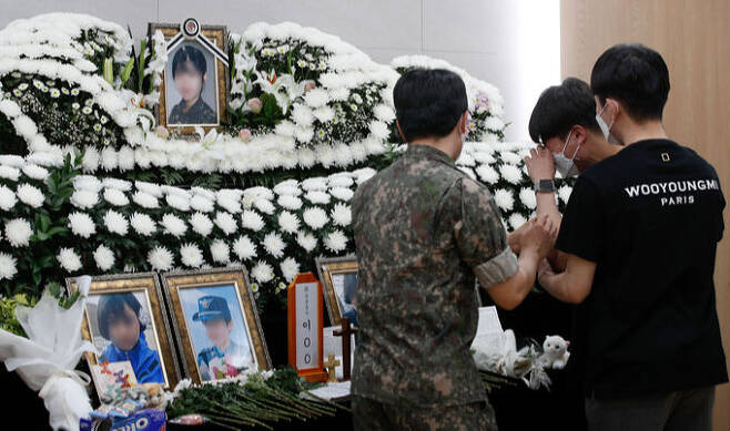 8일 경기 성남 국군수도병원 장례식장에 마련된 공군 이모 중사 분향소를 찾은 고인의 고등학교 동기들이 슬퍼하고 있다. 성남=뉴스1
