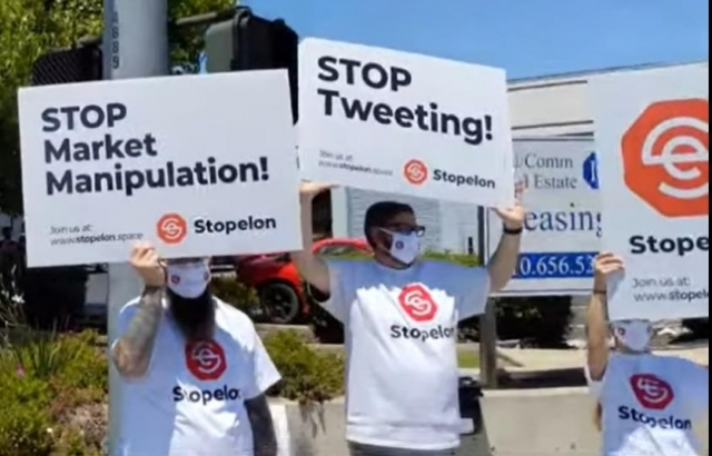 테슬라 캘리포니아주 공장 앞에서 머스크의 암호화폐 시장 개입에 항의하는 시위가 열렸다./유튜브 동영상 캡처