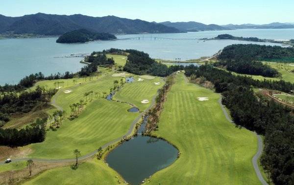 전남 강진군의 다산베아채CC는 14개 홀이 바다와 인접한 시사이드 코스가 많아 아름다운 해안선과 어우러져 절경을 자랑한다. 사진 뒤쪽의 가우도와 연결하는 716m의 망호출렁다리는 인증샷을 찍고 싶은 명소다. 사진제공｜다산베아채CC