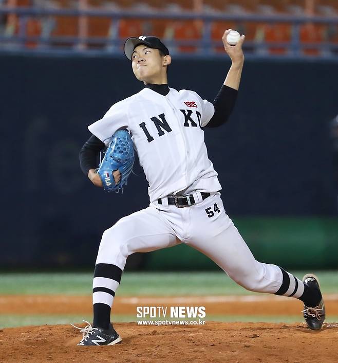 ▲ 인천고 좌완투수 한지웅의 극단적 크로스 투구 모습 ⓒ곽혜미 기자