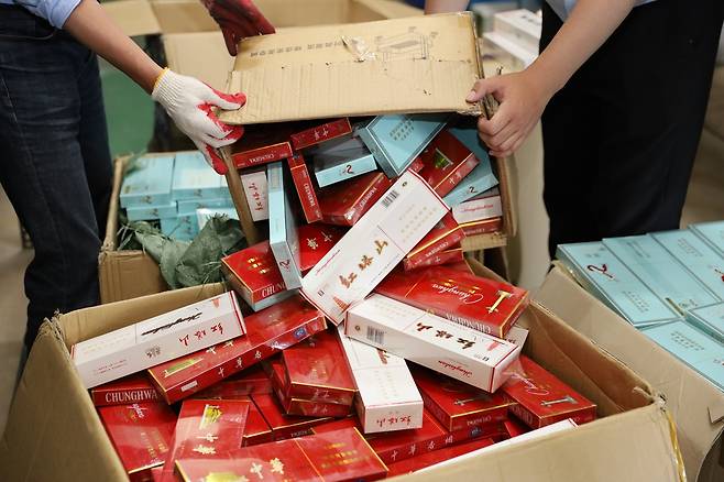 중국인이 국제 특급우편물로 밀수입한 중국산 담배 [부산본부세관 제공·재판매 및 DB 금지]