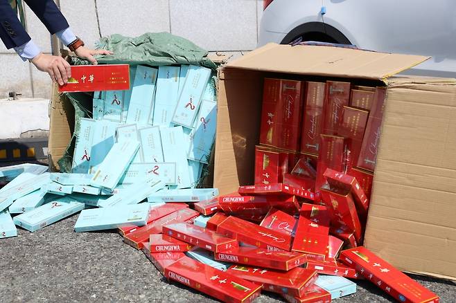 중국인이 국제 특급우편물로 밀수입한 중국산 담배 [부산본부세관 제공·재판매 및 DB 금지]