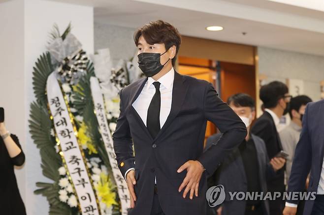 이동국, 고 유상철 전 감독 조문 (서울=연합뉴스) 임화영 기자 = 이동국이 8일 오후 서울아산병원 장례식장에 마련된 고(故) 유상철 전 인천 유나이티드 감독의 빈소에서 조문을 위해 이동하고 있다.       유 전 감독은 지난 2019년 췌장암 진단을 받고 치료에 전념해오다 지난 7일 별세했다. 2021.6.8 hwayoung7@yna.co.kr