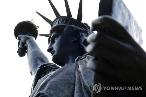 미국 '자유의 여신상'을 제작한 프랑스 조각가가 만든 축소판 동상 [로이터=연합뉴스]