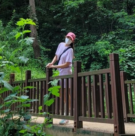 Actor So Yoo-jin secretly visited the Phytoncide Good restaurant in Husband Baek Jong-won.So Yoo-jin said on his instagram on the 9th, Its really hot today. Ive been on a new road today, but its so beautiful that Im going to come with my children on the weekend.I met with me on the way to the Pilates Center and walked with me. Thank you and wonderful Hong Sam  . I give good energy to each other in the morning. So Yoo-jin in the photo is walking through a forest road full of Phytoncide in pink shorts and shorts, wrapped in a hat and mask, but can not hide her beauty.So Yoo-jin has a 15-year-old cooking researcher, Baek Jong-won, and marriage in 2013, and has one male and two female children.a fairy tale that children and adults hear togetherstar behind photoℑat the same time as the latest issue