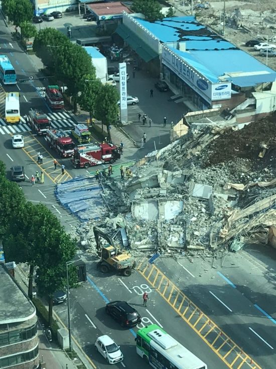 9일 오후 4시 20분께 광주광역시 동구 학동에서 철거 중인 건물이 무너져 건물 잔해가 시내버스와 차량 두 대를 덮쳤다. 사진=독자 제공