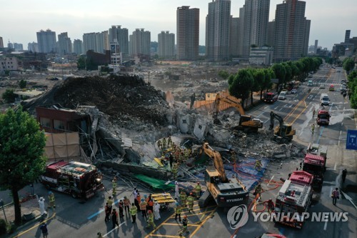 9일 오후 광주 동구 학동에서 철거 중이던 건물이 붕괴해 지나가던 시내버스와 승용차 등이 매몰됐다.(사진출처=연합뉴스)