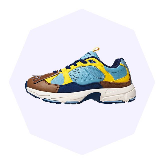 아웃도어를 콘셉트로 비주얼 아티스트 노보와 협업한 운동화. 탈착이 가능한 테슬과 와펜이 포인트. 16만9천원 르꼬끄 스포르티브.