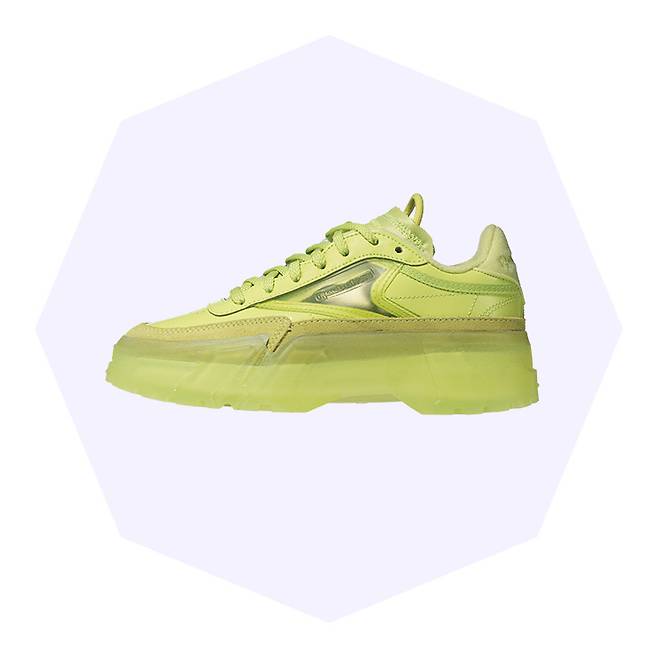 카디비와 협업한 운동화로 강렬한 컬러와 내부가 보이는 투명한 디자인이 특징이다. 11만9천원 리복.