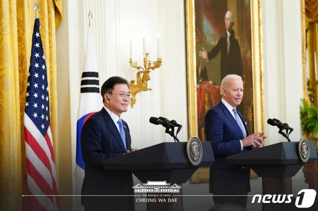 문재인 대통령과 조 바이든 미국 대통령이 지난 5월21일 오후(현지시간) 한미정상회담 뒤 백악관 이스트룸에서 공동 기자회견을 하고 있다.(청와대 페이스북) 2021.5.22/뉴스1
